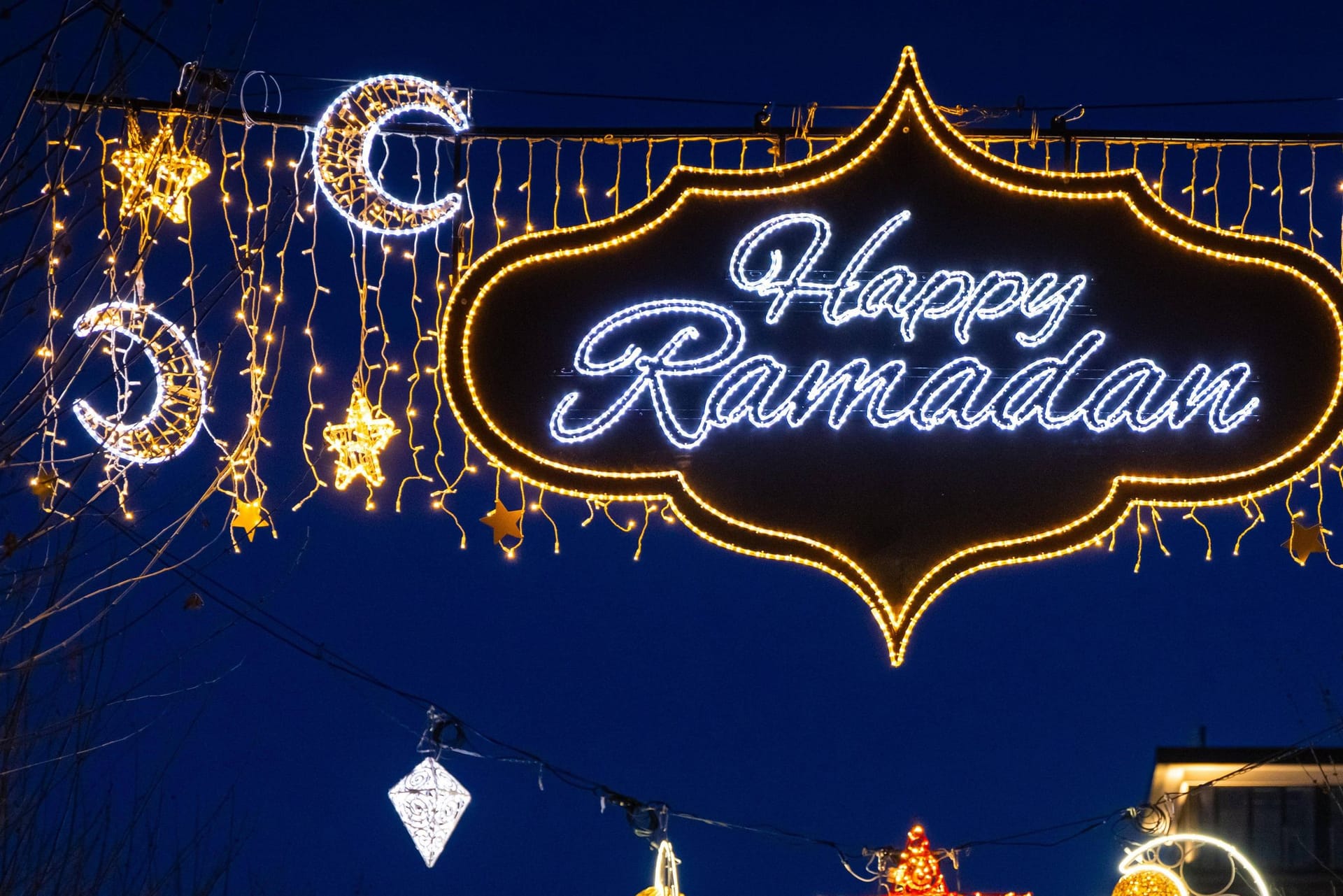 Der illuminierte Schriftzug "Happy Ramadan" (Archivbild): Der Islam-Verband Schura hofft künftig auf eine Beleuchtung zum Ramadan in Hannover.