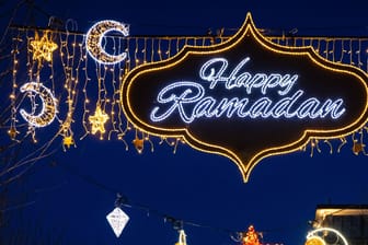 Der illuminierte Schriftzug "Happy Ramadan" (Archivbild): Der Islam-Verband Schura hofft künftig auf eine Beleuchtung zum Ramadan in Hannover.
