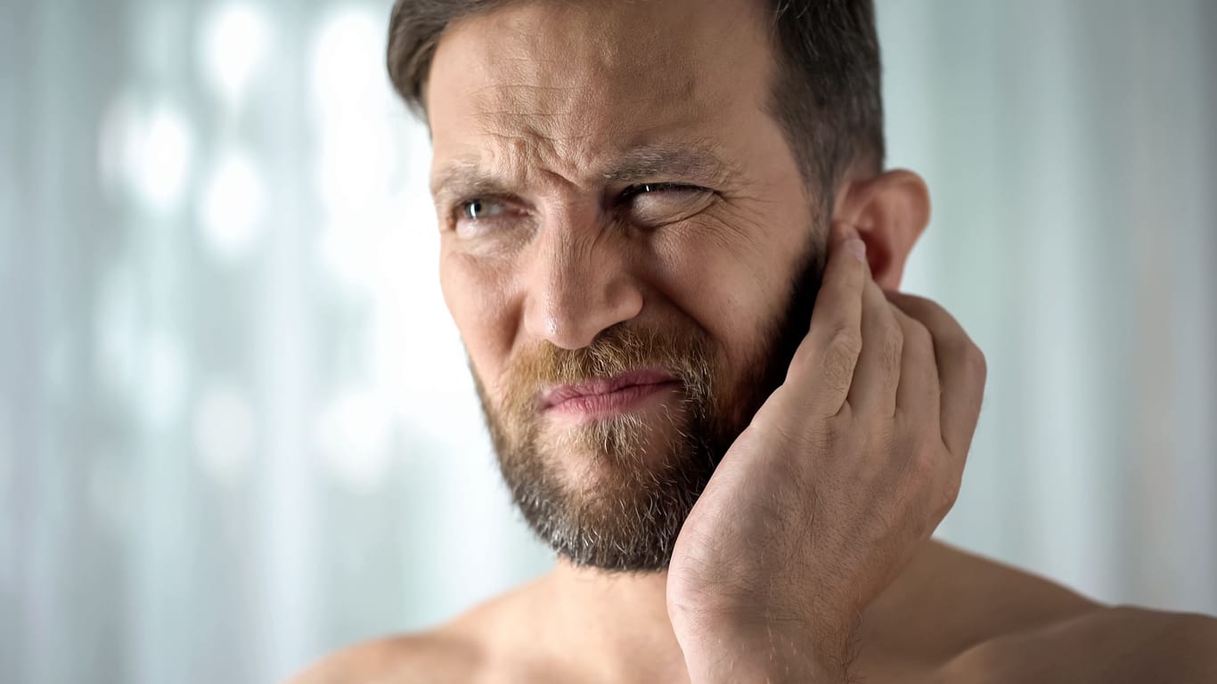 Mann mit Ohrenschmerzen: Eine Pilzinfektion kann mit unangenehmen Symptomen einhergehen.