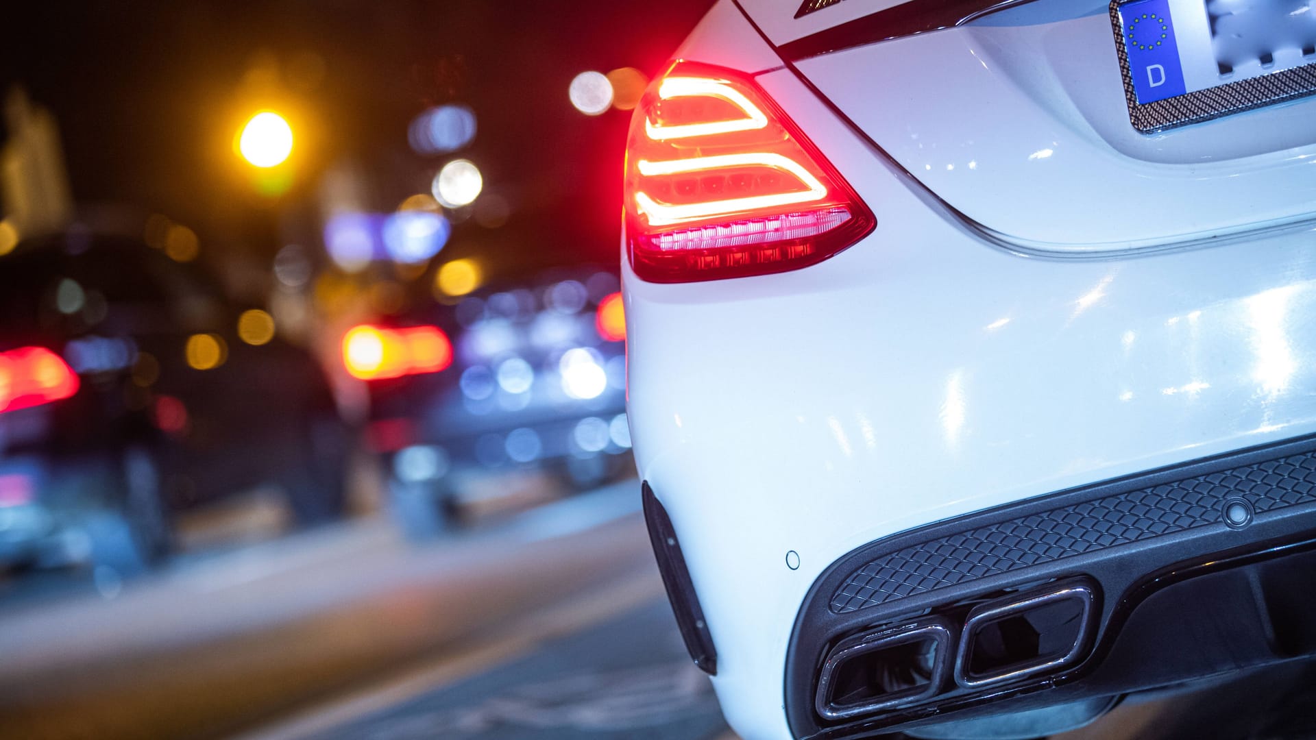 Autoposer in Stuttgart: Die DUH will zu laute Autos zur Stilllegung melden.