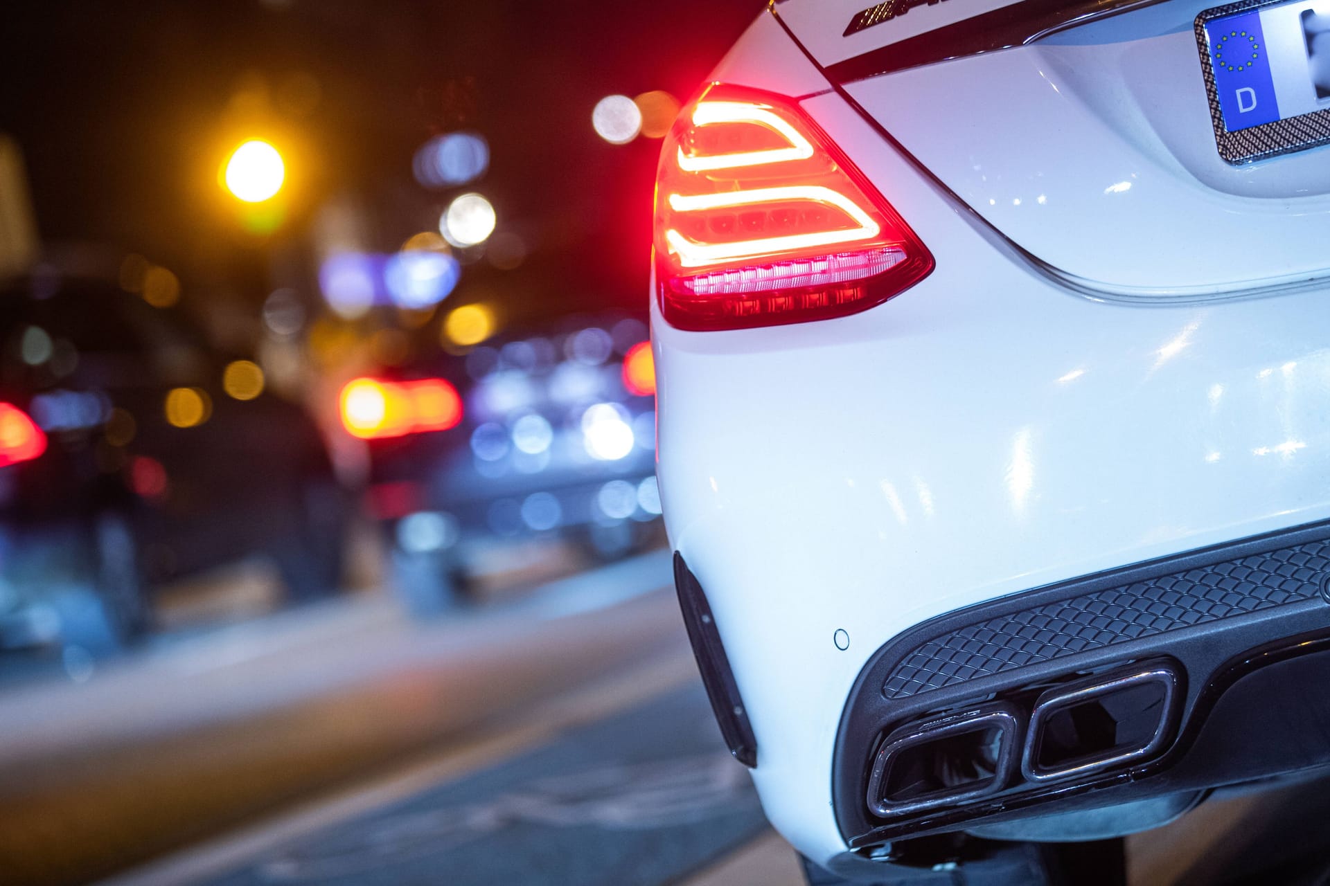 Autoposer in Stuttgart: Die DUH will zu laute Autos zur Stilllegung melden.