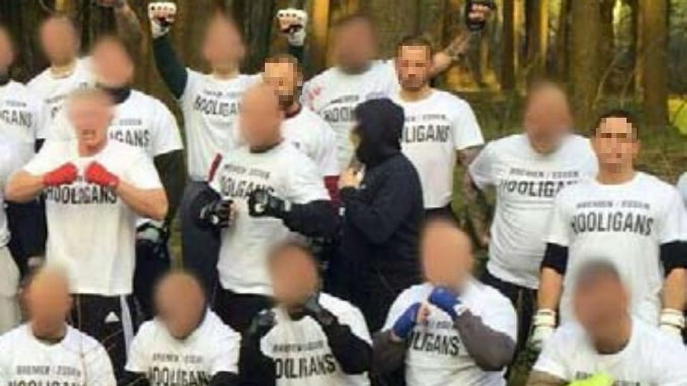 Danny G. (ganz rechts, stehend) bei einer geplanten Schlägerei von Hooligans aus Bremen und Essen. Auch "Standarte Bremen" pflegte lange Zeit gute Kontakte zu Hooligans aus NRW.