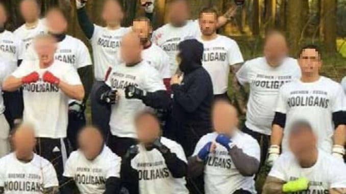 Danny G. (ganz rechts, stehend) bei einer geplanten Schlägerei von Hooligans aus Bremen und Essen. Auch "Standarte Bremen" pflegte lange Zeit gute Kontakte zu Hooligans aus NRW. Danny G. (ganz rechts, stehend) bei einer geplanten Schlägerei von Hooligans aus Bremen und Essen. Auch "Standarte Bremen" pflegte lange Zeit gute Kontakte zu Hooligans aus NRW.