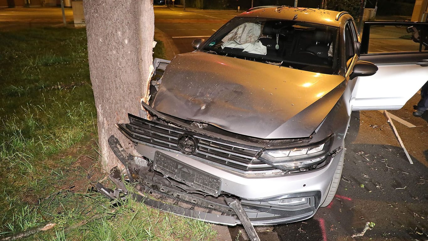Ein schwer beschädigtes Auto steht neben einem Baum: Der Fahrer kam mit schweren Verletzungen in ein Krankenhaus.