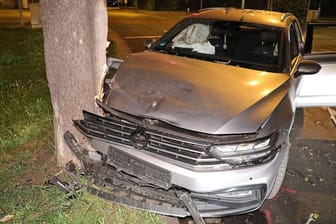 Ein schwer beschädigtes Auto steht neben einem Baum: Der Fahrer kam mit schweren Verletzungen in ein Krankenhaus.