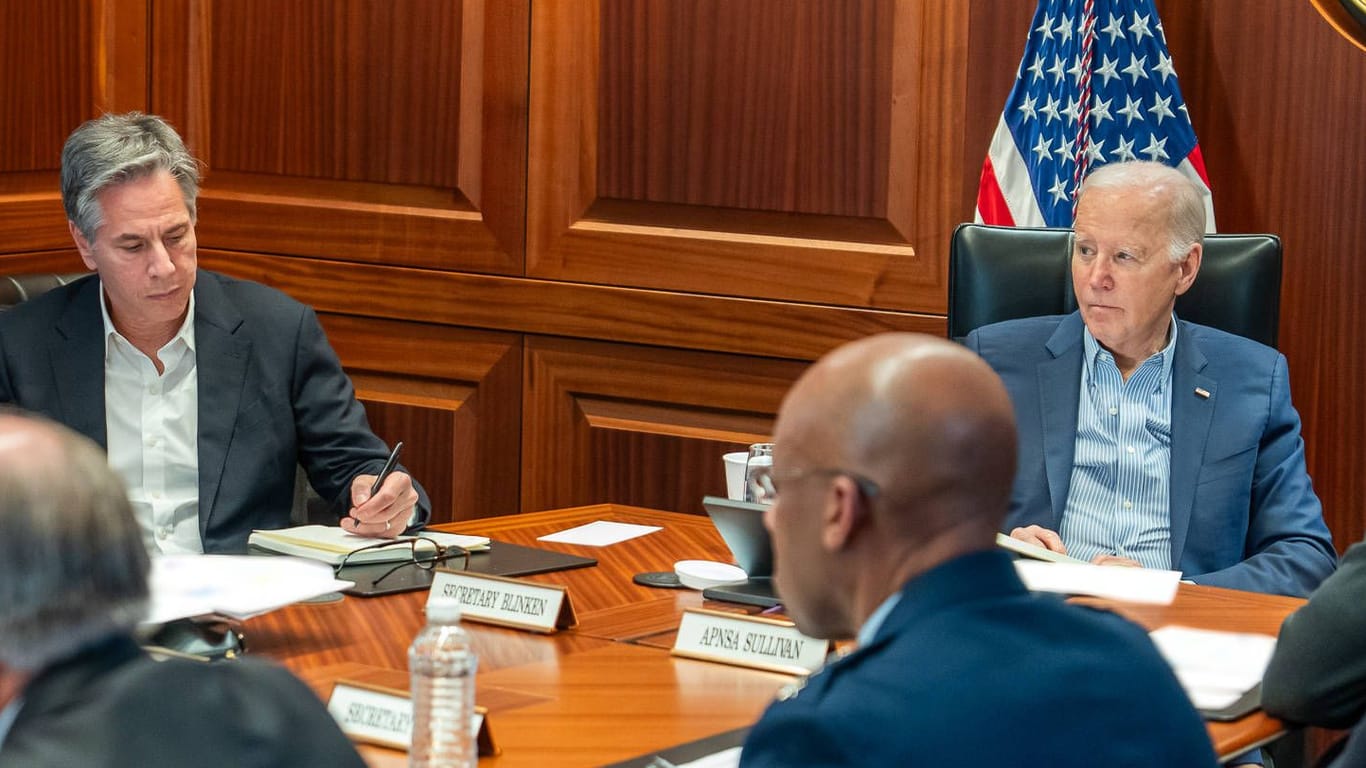 Eskalation vermeiden: US-Präsident Joe Biden mit seinen Sicherheitsberatern im "Situation Room" des Weißen Hauses.