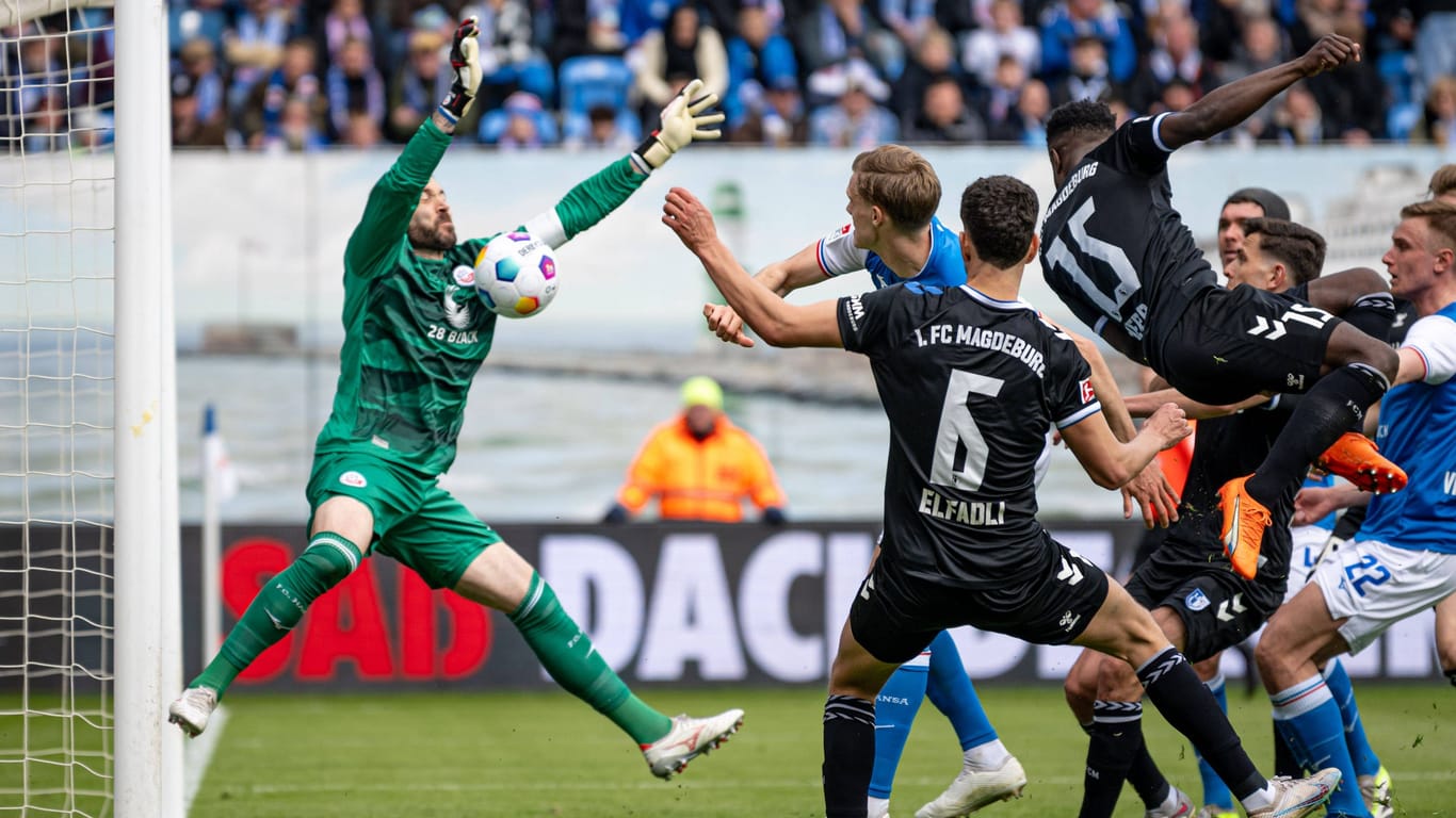 Chancenlos: Hansa-Torwart Markus Kolke im Spiel gegen Magdeburg.