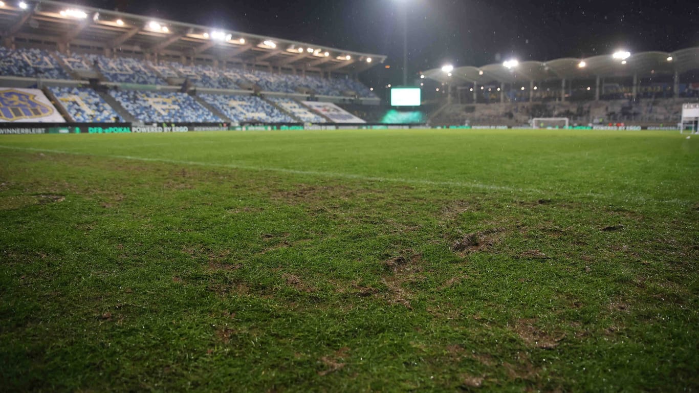 Der Rasen im Ludwigsparkstadion nach dem Viertelfinale gegen Gladbach: Auch vor dem Halbfinale steht das Grün wieder im Fokus.