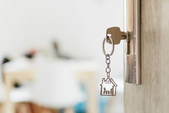Ein Schlüssel steckt im Türschloss (Symbolbild): Hamburg schafft neue Anreize für den Wohnungsbau.