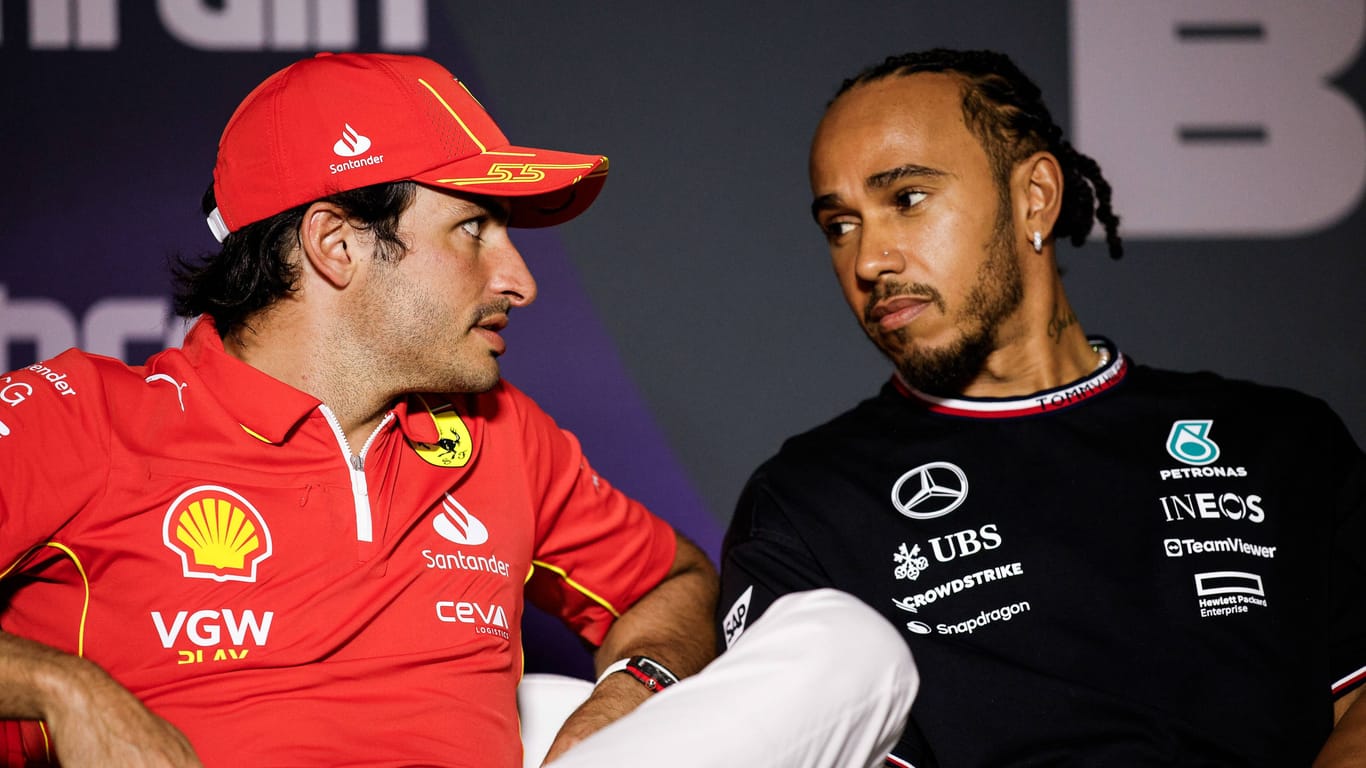 Carlos Sainz (links) und Lewis Hamilton: Der Rekordweltmeister wird Sainz nächstes Jahr im Ferrari ablösen.