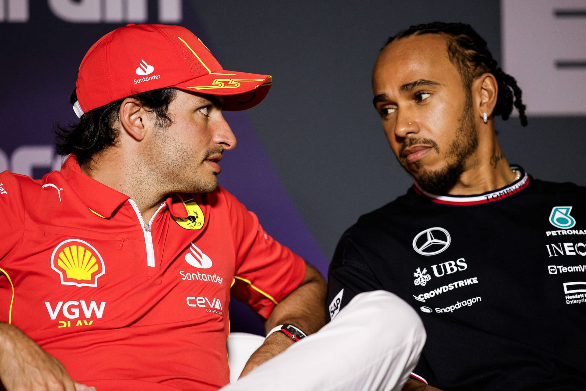 Carlos Sainz (links) und Lewis Hamilton: Der Rekordweltmeister wird Sainz nächstes Jahr im Ferrari ablösen.