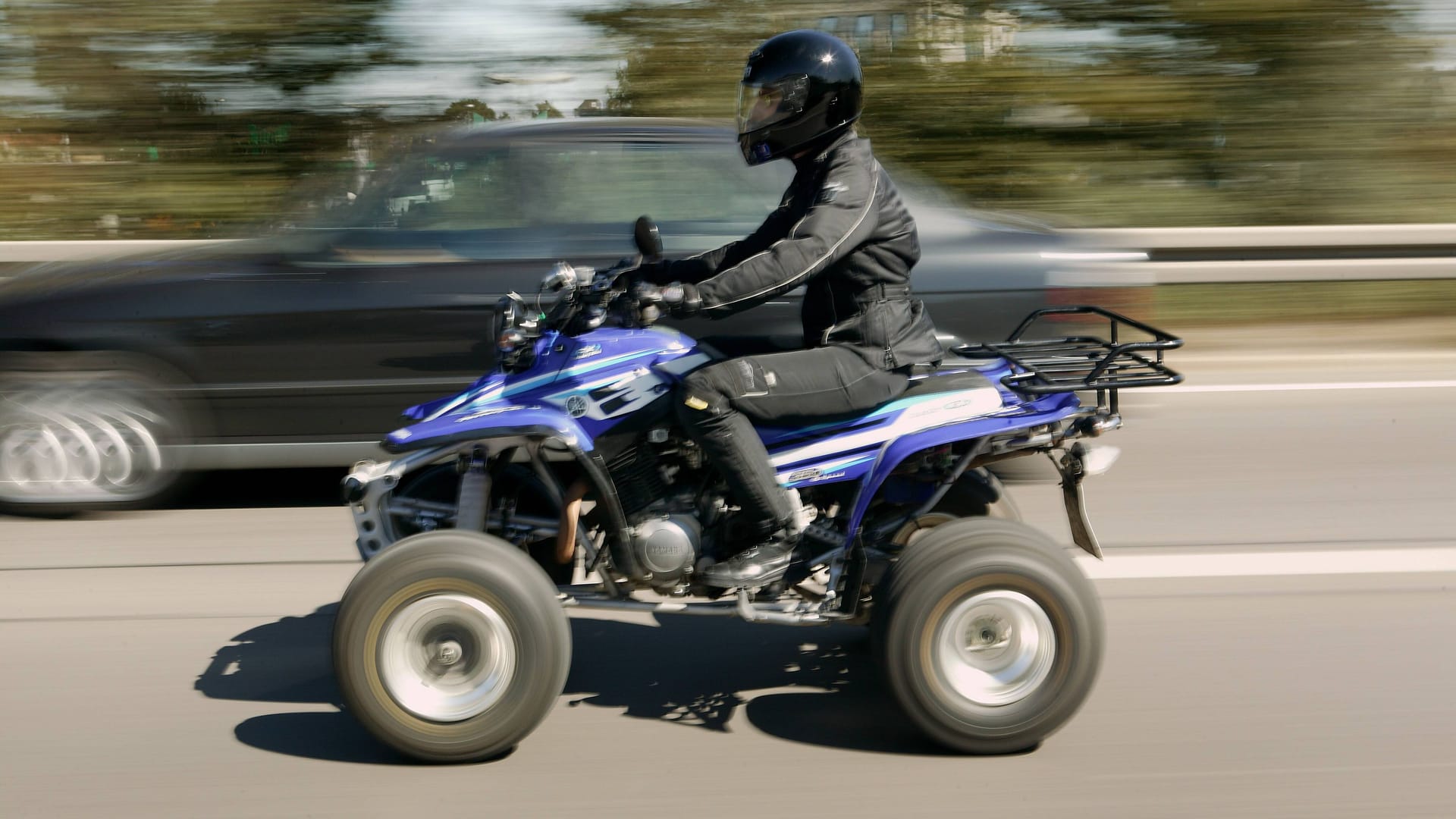 Quadfahrer auf Autobahn (Symbolbild): Ein 45-Jährige verlor am Samstag auf der A111 die Kontrolle über sein Quad. Quadfahrer auf Autobahn (Symbolbild): Ein 45-Jährige verlor am Samstag auf der A111 die Kontrolle über sein Quad.