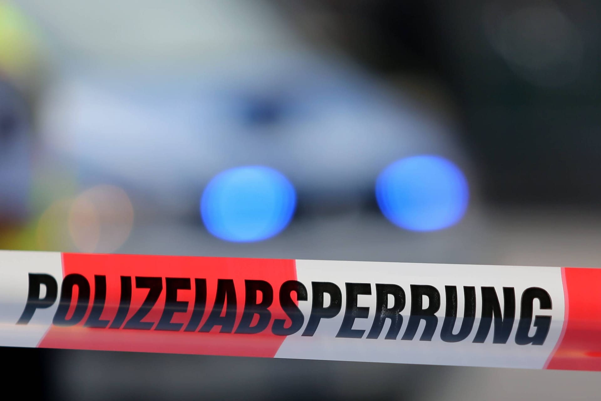 Polizeiabsperrband (Symbolbild): Trotz Wiederbelebungsmaßnahmen, starb die Frau noch am Unglücksort.