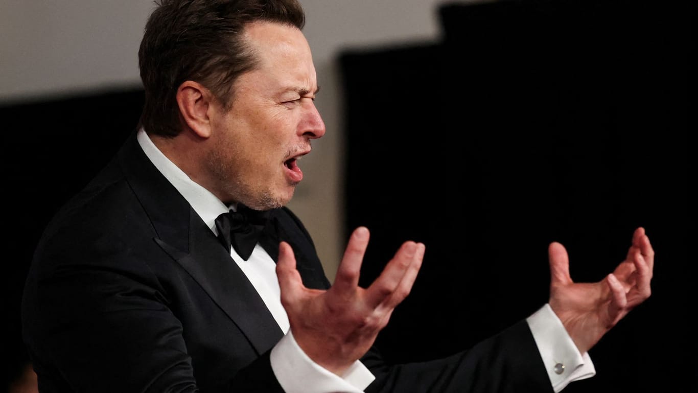 Elon Musk gestikuliert für die Fotografen bei einer Preisverleihung in Kalifornien am Wochenende: Sein E-Auto-Konzern schwächelt.