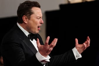 Elon Musk gestikuliert für die Fotografen bei einer Preisverleihung in Kalifornien am Wochenende: Sein E-Auto-Konzern schwächelt.
