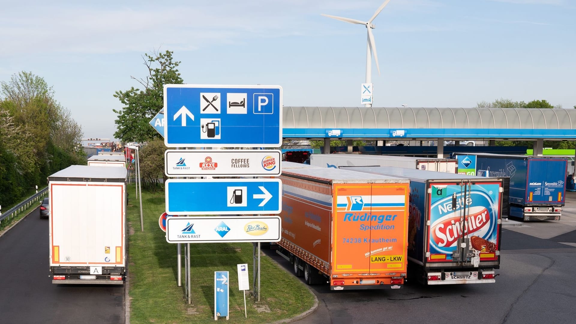 Lkw-Parkplätze auf Autobahn