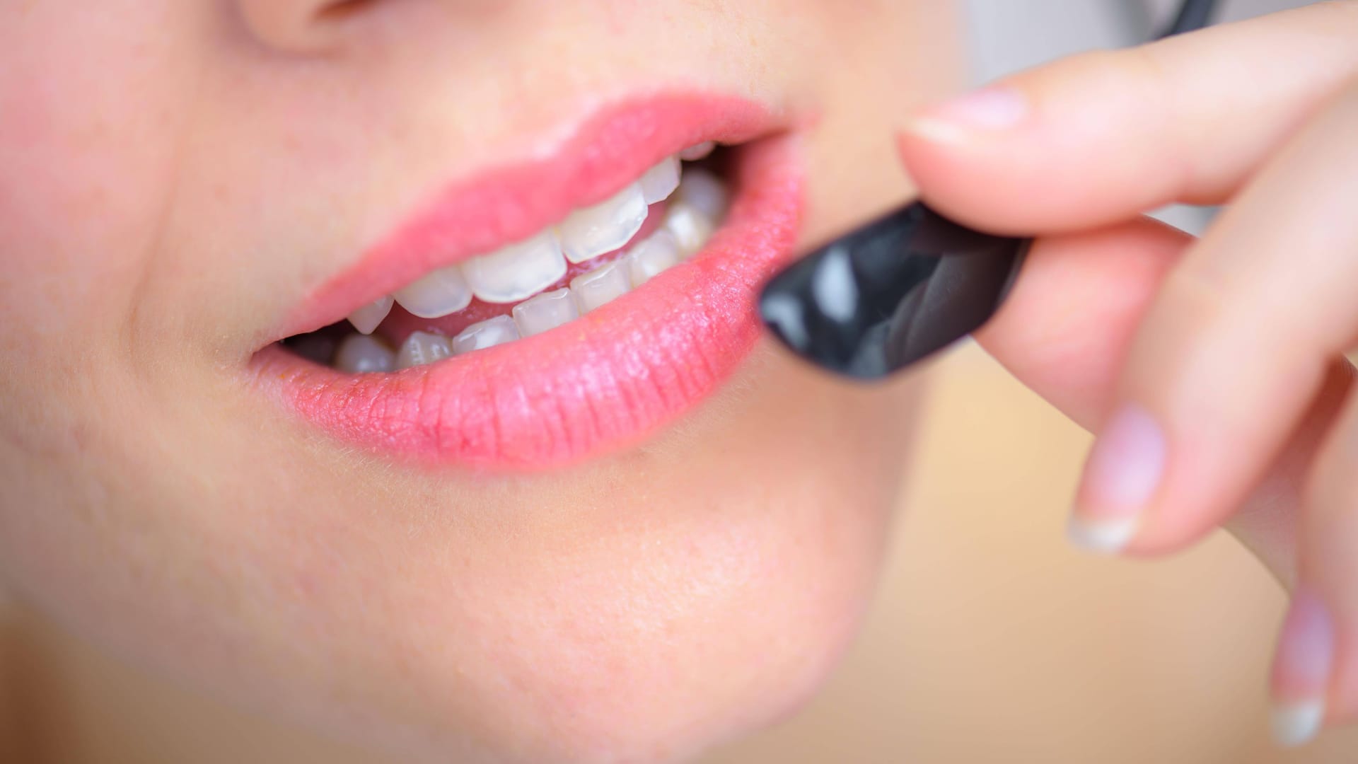 Frau im Callcenter (Symbolbild): Der Mann wurde von einer Erotikhotline enttäuscht – und versuchte es woanders.