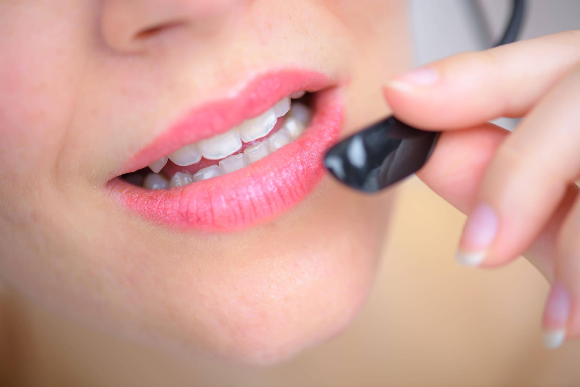 Frau im Callcenter (Symbolbild): Der Mann wurde von einer Erotikhotline enttäuscht – und versuchte es woanders.