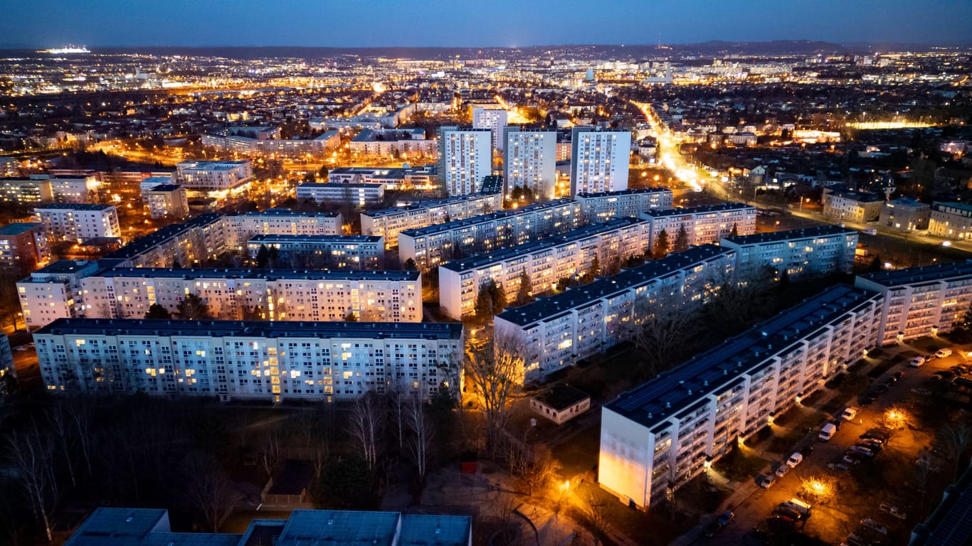 Blick auf den Dresdner Stadtteil Gorbitz, das größte Neubaugebiet von Dresden, gebaut in den 1980er Jahren (Archivbild): In Sachsen unterscheiden sich die Armutsquoten je nach Region.