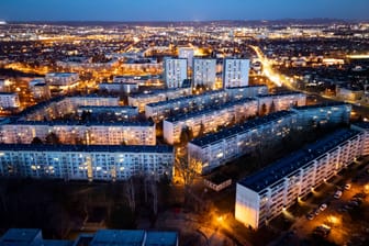 Blick auf den Dresdner Stadtteil Gorbitz, das größte Neubaugebiet von Dresden, gebaut in den 1980er Jahren (Archivbild): In Sachsen unterscheiden sich die Armutsquoten je nach Region.