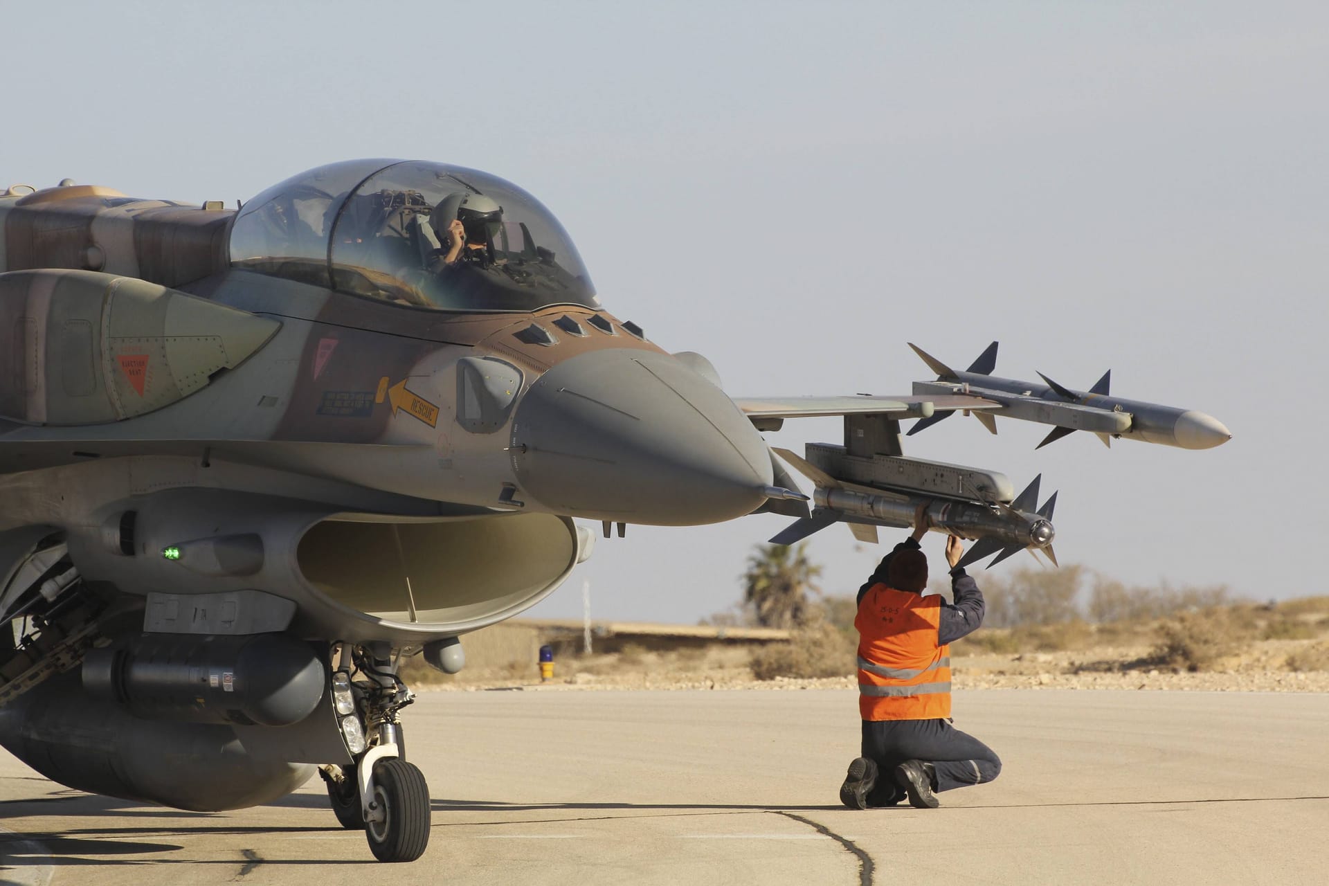 Ein israelischer Kampfjet (Archivbild): Die israelische Führung lässt bislang offen, wie sie auf die Attacke reagiert.