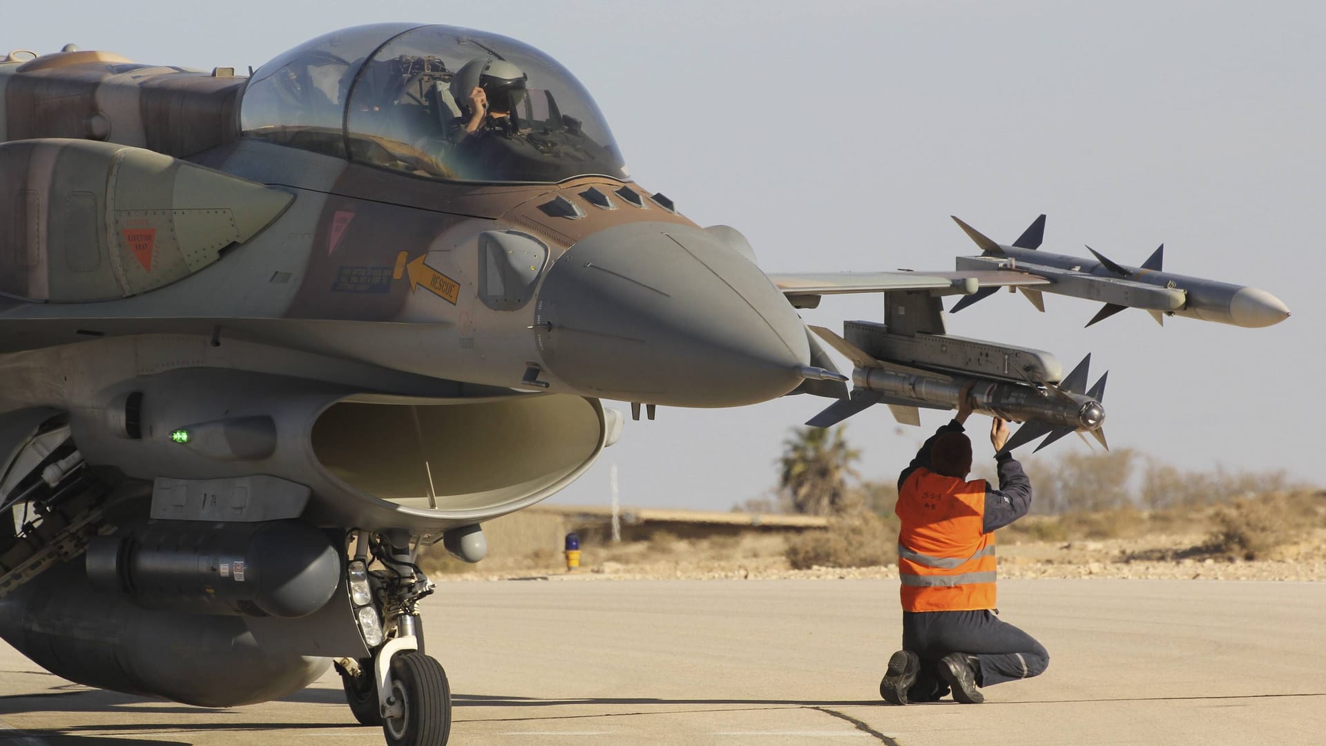 Ein israelischer Kampfjet (Archivbild): Die israelische Führung lässt bislang offen, wie sie auf die Attacke reagiert.