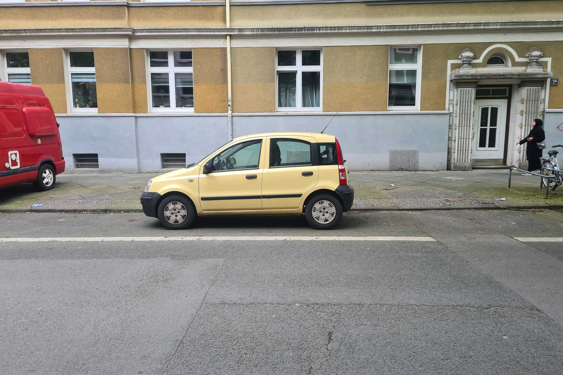 So will es die Stadt: Autofahrern, die in der Feldherrnstraße auf dem Bürgersteig parken, droht das Ordnungsamt ab sofort mit Strafgebühr.