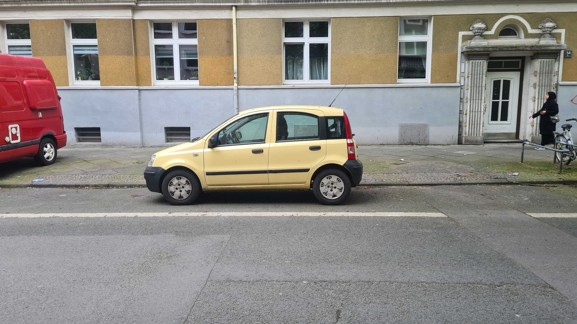 So will es die Stadt: Autofahrern, die in der Feldherrnstraße auf dem Bürgersteig parken, droht das Ordnungsamt ab sofort mit Strafgebühr.