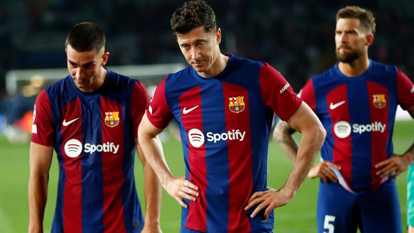 Enttäuscht: Robert Lewandowski (M.) und der FC Barcelona nach dem Aus im Champions-League-Viertelfinale.