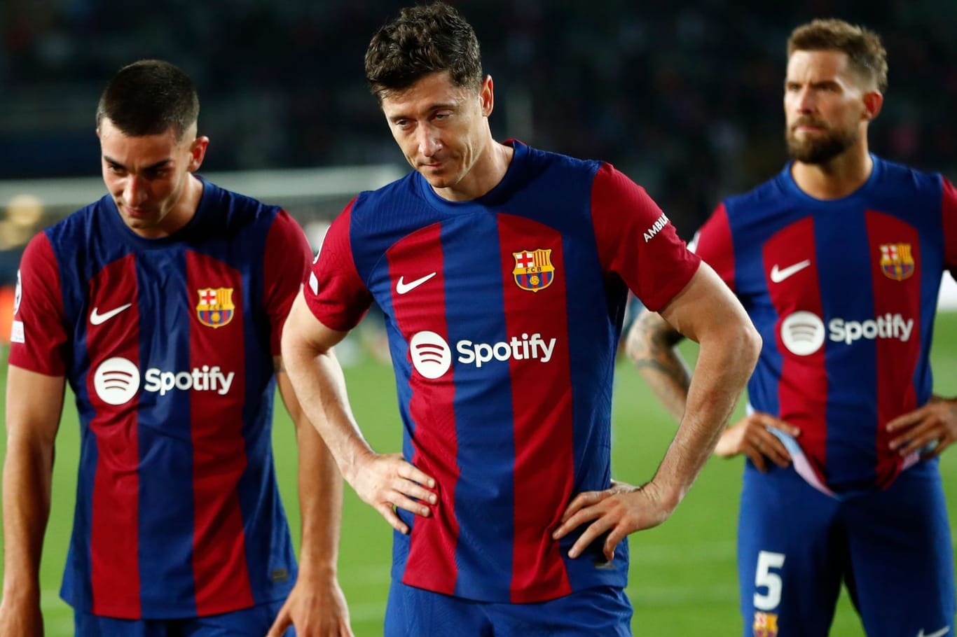 Enttäuscht: Robert Lewandowski (M.) und der FC Barcelona nach dem Aus im Champions-League-Viertelfinale.