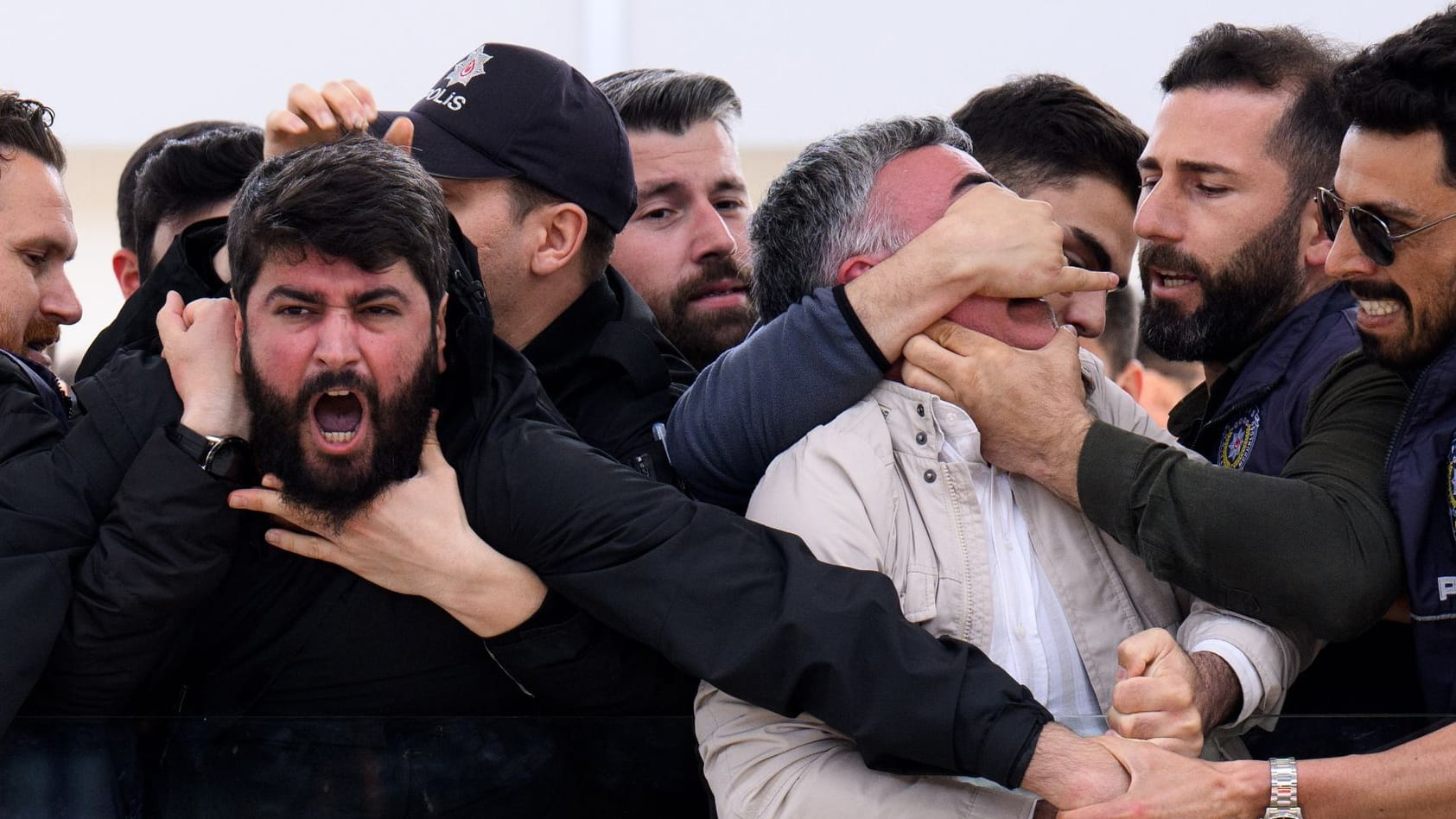 Istanbul: Pro-Palästinensische Demonstranten werden bei ihrem lautstarken Protest beim Besuch von Bundespräsident Steinmeier von Sicherheitskräften weggedrängt.