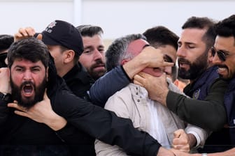 Istanbul: Pro-Palästinensische Demonstranten werden bei ihrem lautstarken Protest beim Besuch von Bundespräsident Steinmeier von Sicherheitskräften weggedrängt.
