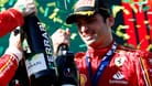Carlos Sainz jubelt über seinen Sieg: Seit der Verkündung seines Ferrari-Abschieds ist der Spanier in Topform.