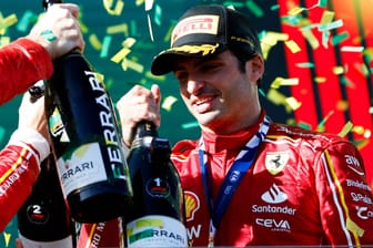 Carlos Sainz jubelt über seinen Sieg: Seit der Verkündung seines Ferrari-Abschieds ist der Spanier in Topform.