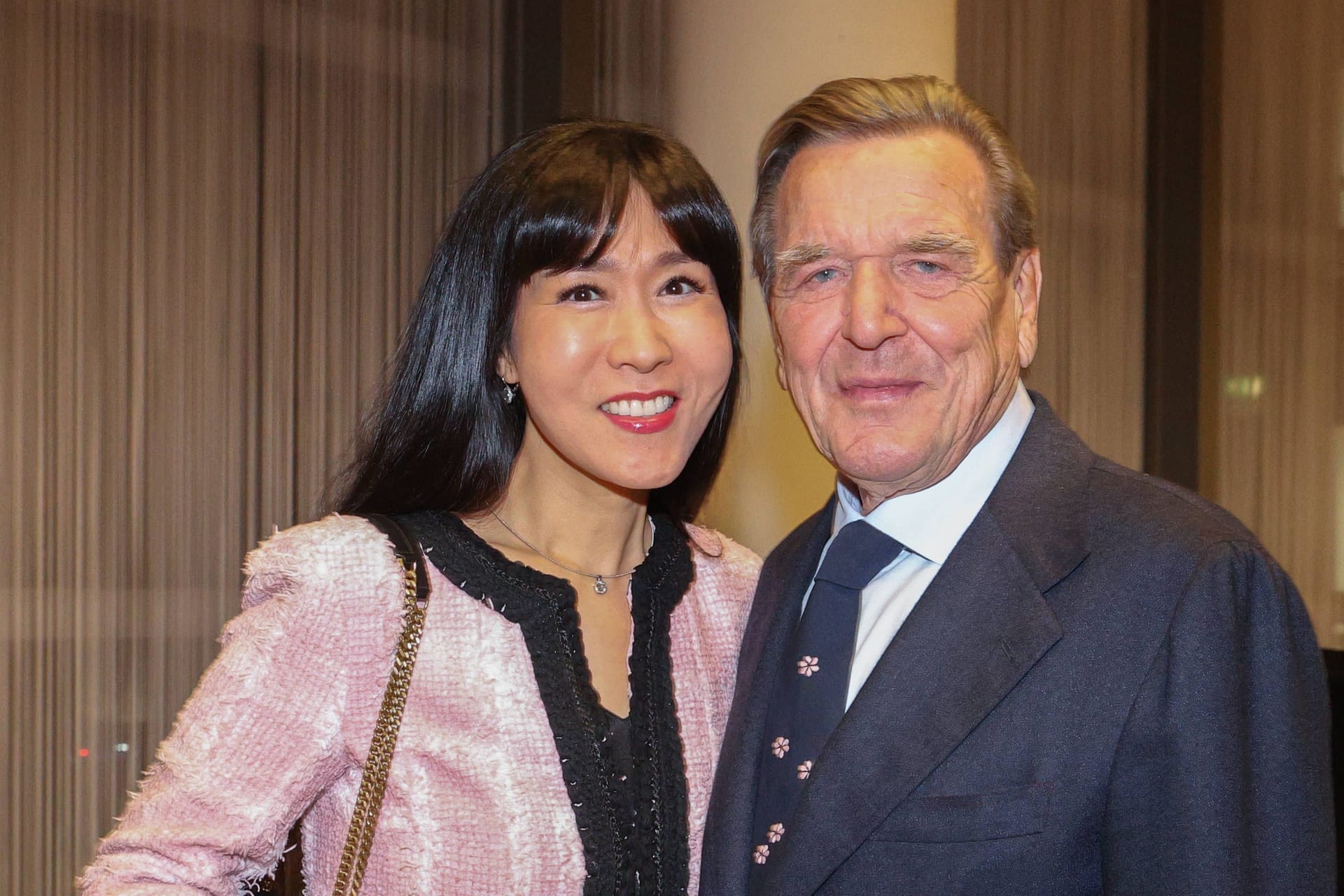 Gerhard Schröder (r.) und seine Ehefrau Soyeon: Sie sind seit 2018 verheiratet.