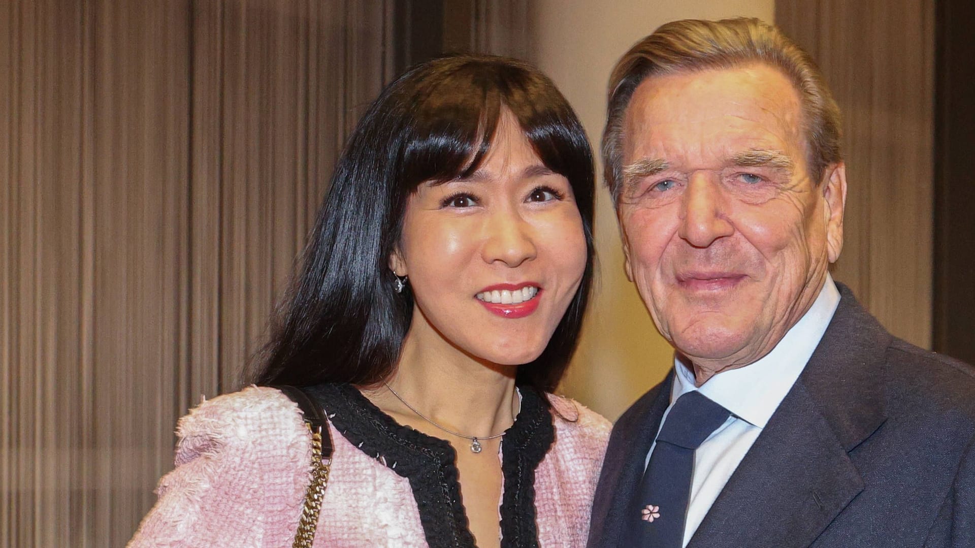 Gerhard Schröder (r.) und seine Ehefrau Soyeon: Sie sind seit 2018 verheiratet.