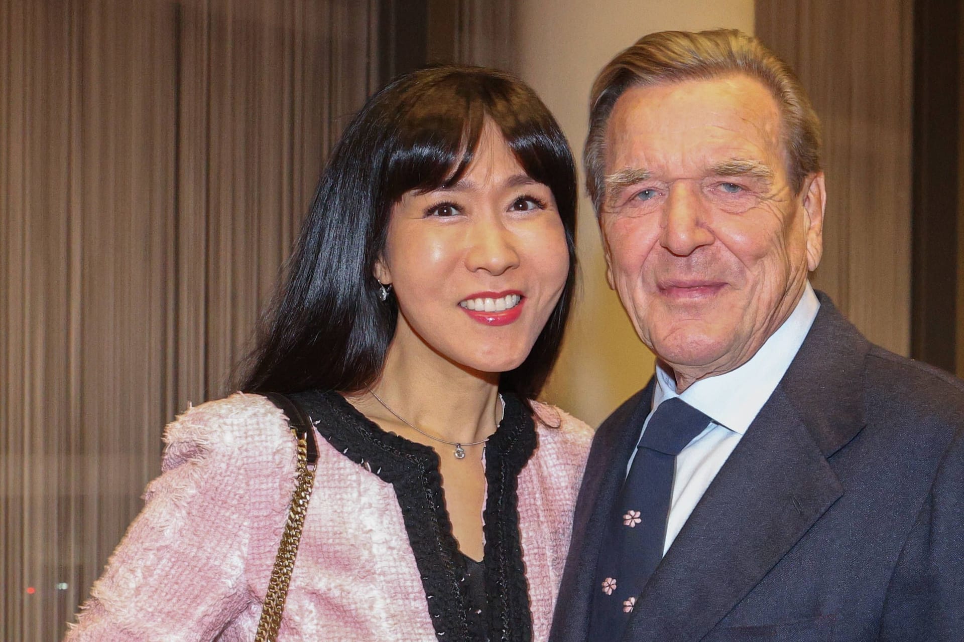 Gerhard Schröder (r.) und seine Ehefrau Soyeon: Sie sind seit 2018 verheiratet.