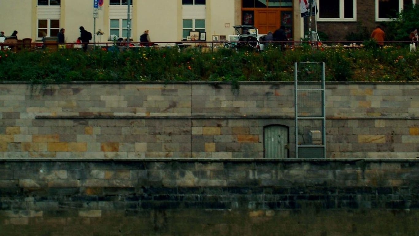 Der Hanebuth Gang am hohen Ufer (Archivbild): Der Gang ist durch eine Holztür verschlossen.