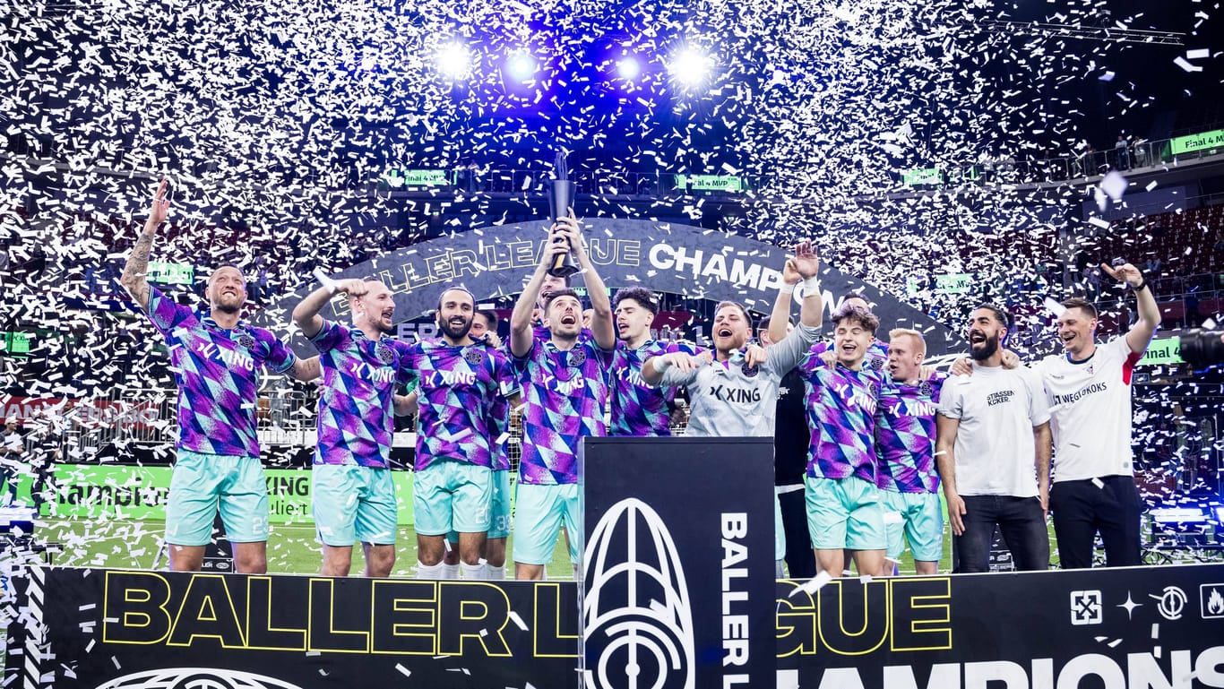 Die Spieler von Streets United feiern ihren Sieg in der "Baller League" in Düsseldorf.