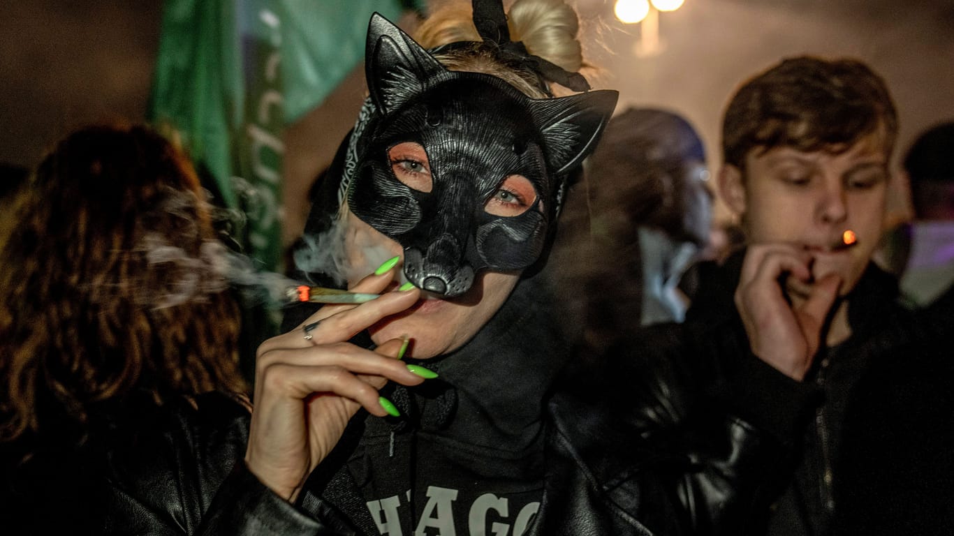 Ein Zug für die Geschichte: Eine als Katze verkleidete Person raucht einen Joint in Berlin.