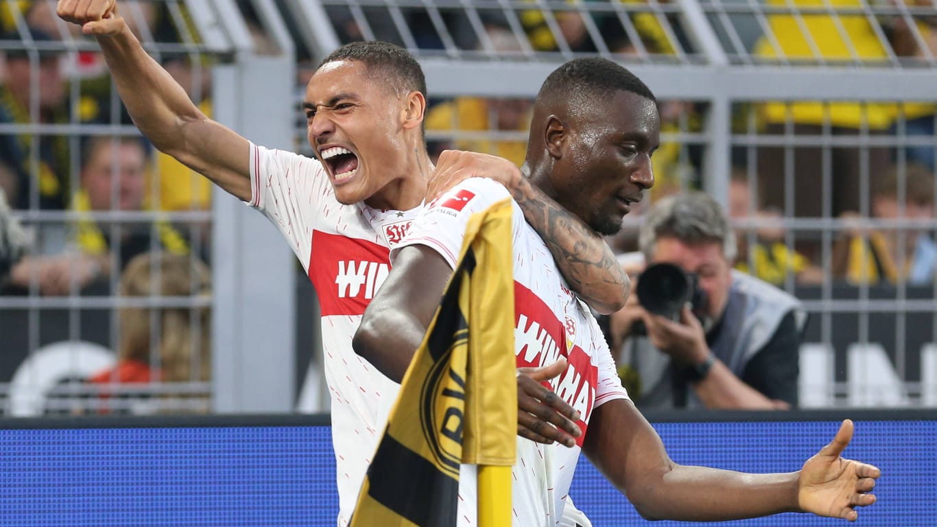 Enzo Millot (l.) feiert mit Serhou Guirassy: Die Stuttgart haben zum dritten Mal in dieser Saison den BVB besiegt.