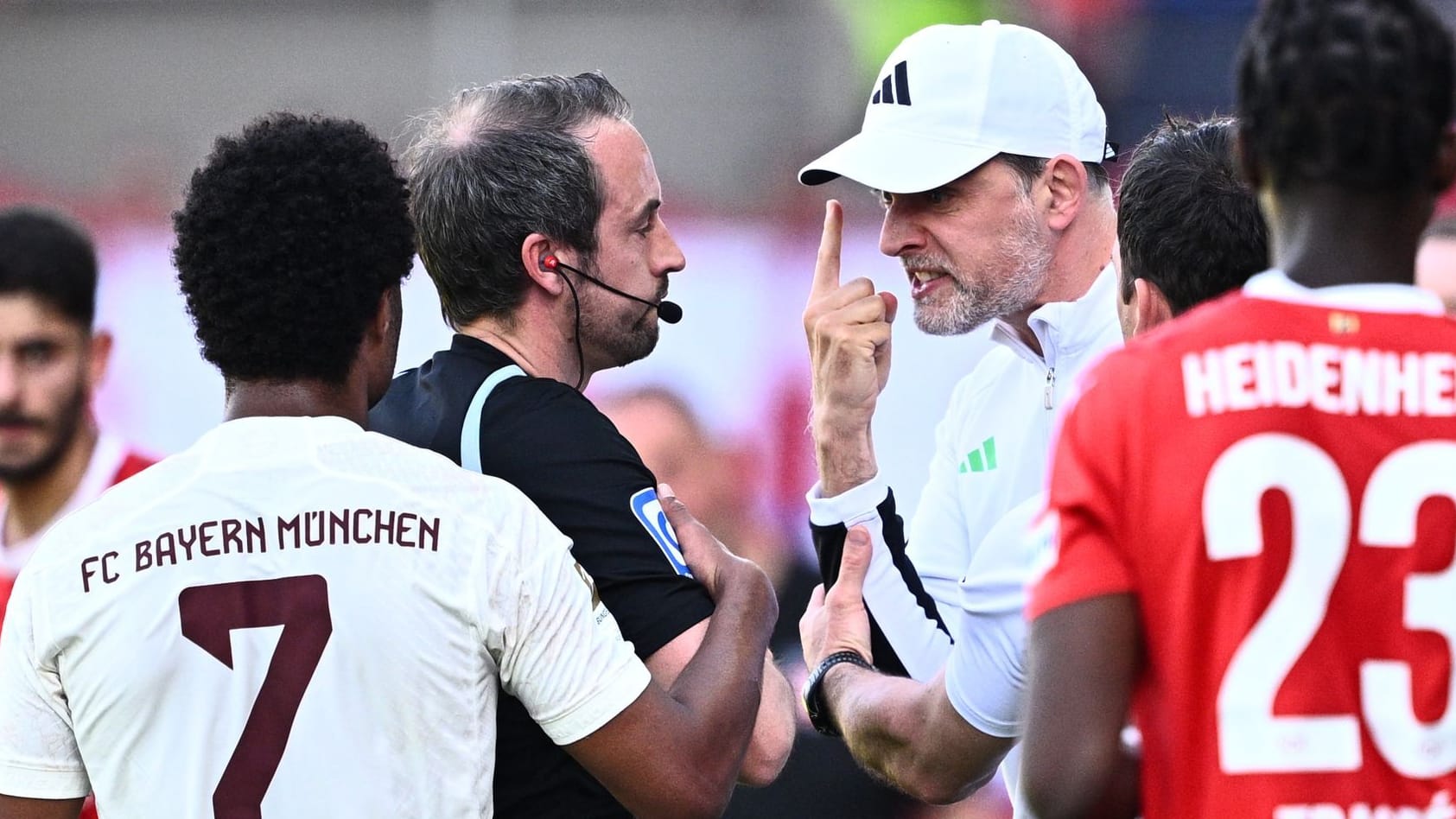 Thomas Tuchel im Disput mit Schiedsrichter Patrick Alt: Der 50-Jährige sah eine folgenschwere Gelbe Karte.