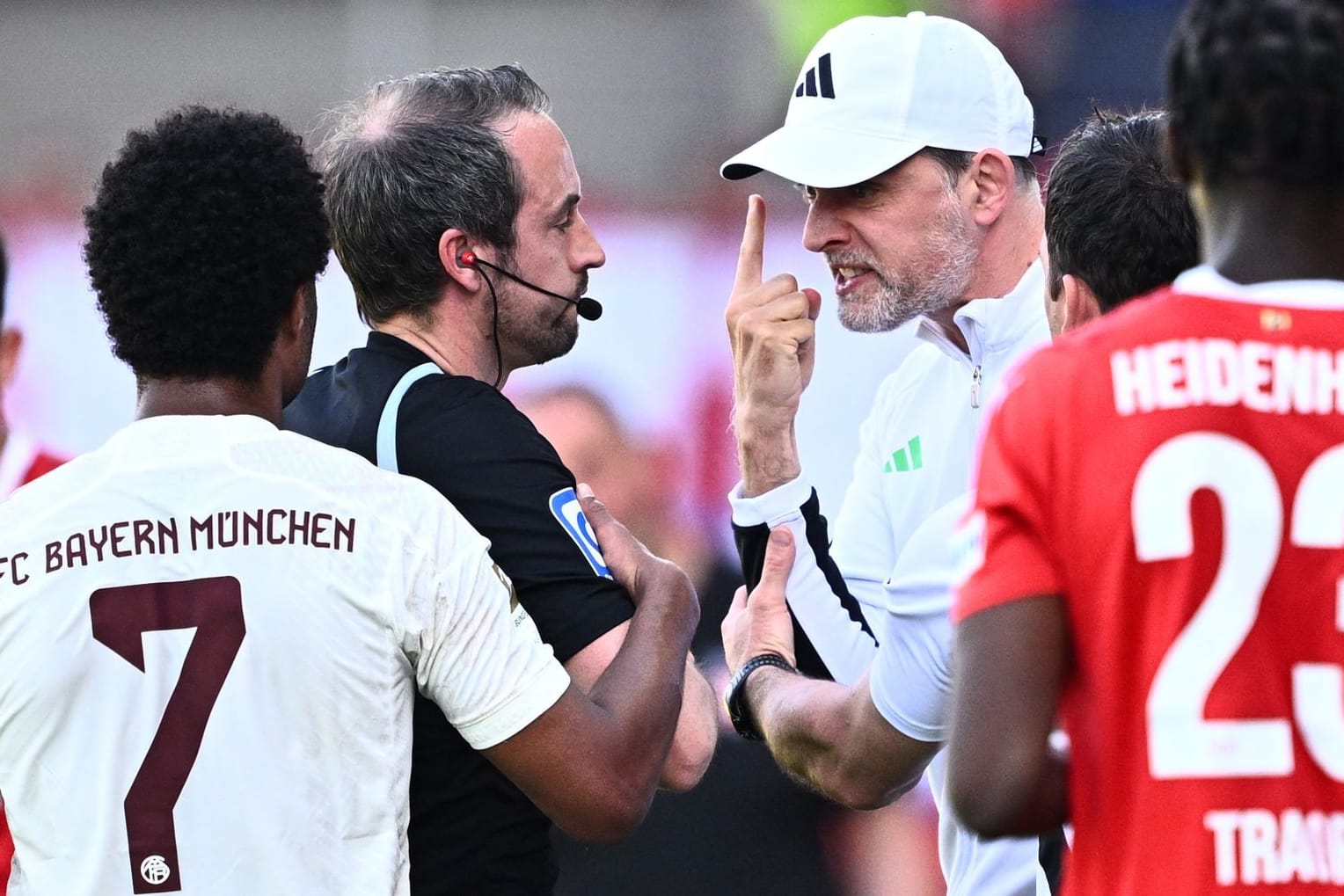 Thomas Tuchel im Disput mit Schiedsrichter Patrick Alt: Der 50-Jährige sah eine folgenschwere Gelbe Karte.