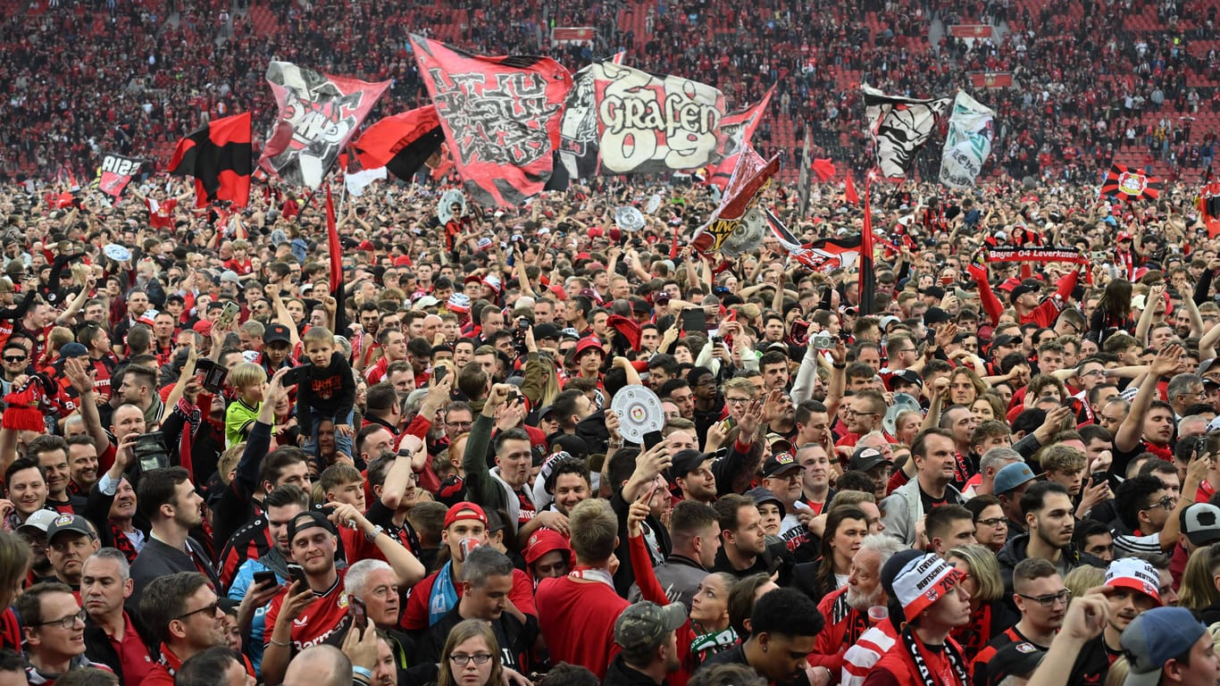 Leverkusen: Fans feierten die Deutsche Meisterschaft auf dem Rasen der BayArena.