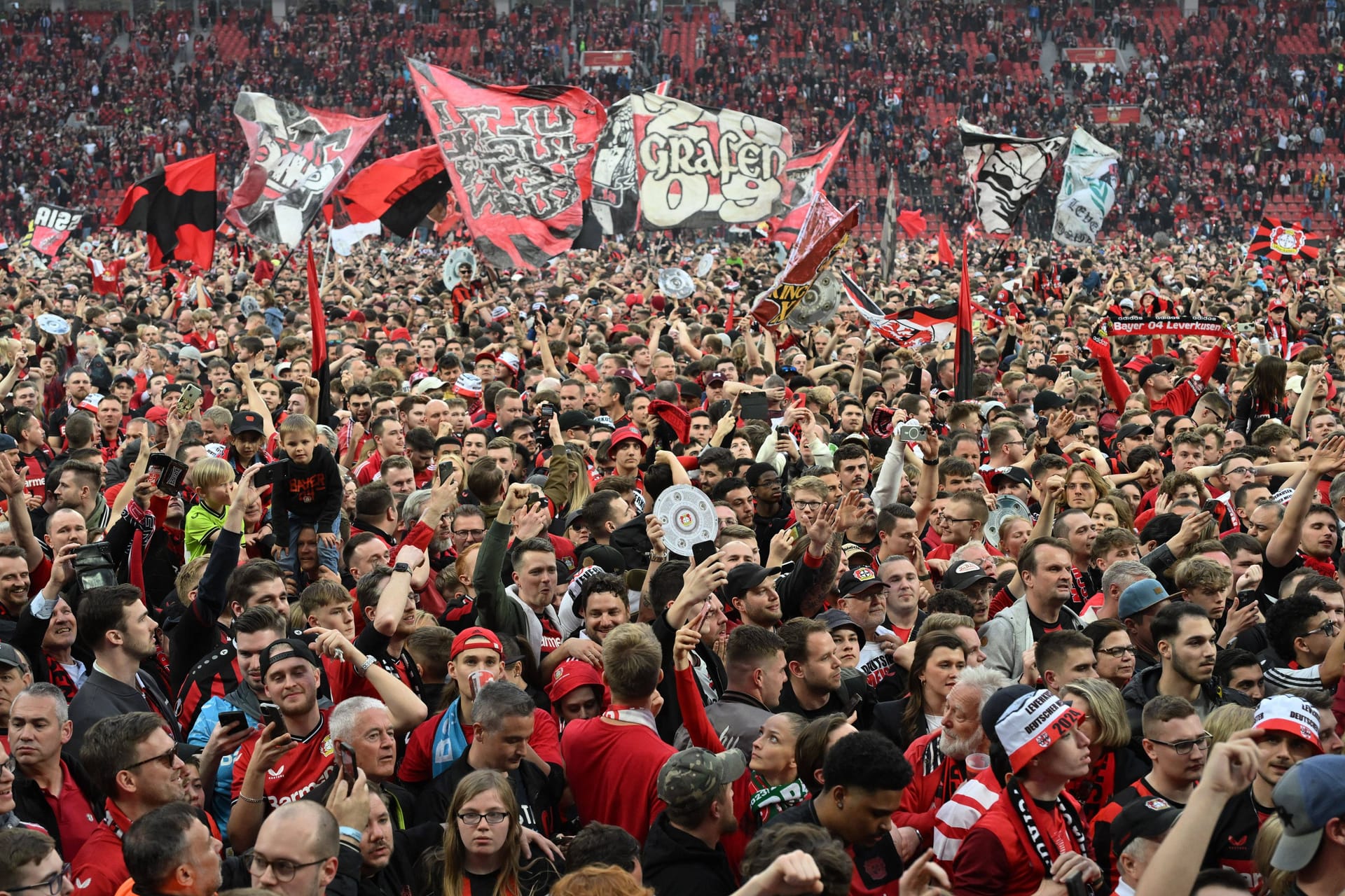 Leverkusen: Fans feierten die Deutsche Meisterschaft auf dem Rasen der BayArena.