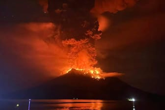 Sangihe-Inseln: Der Vulkan Ruang wirbelt Asche hoch.