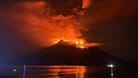 Sangihe-Inseln: Der Vulkan Ruang wirbelt Asche hoch.