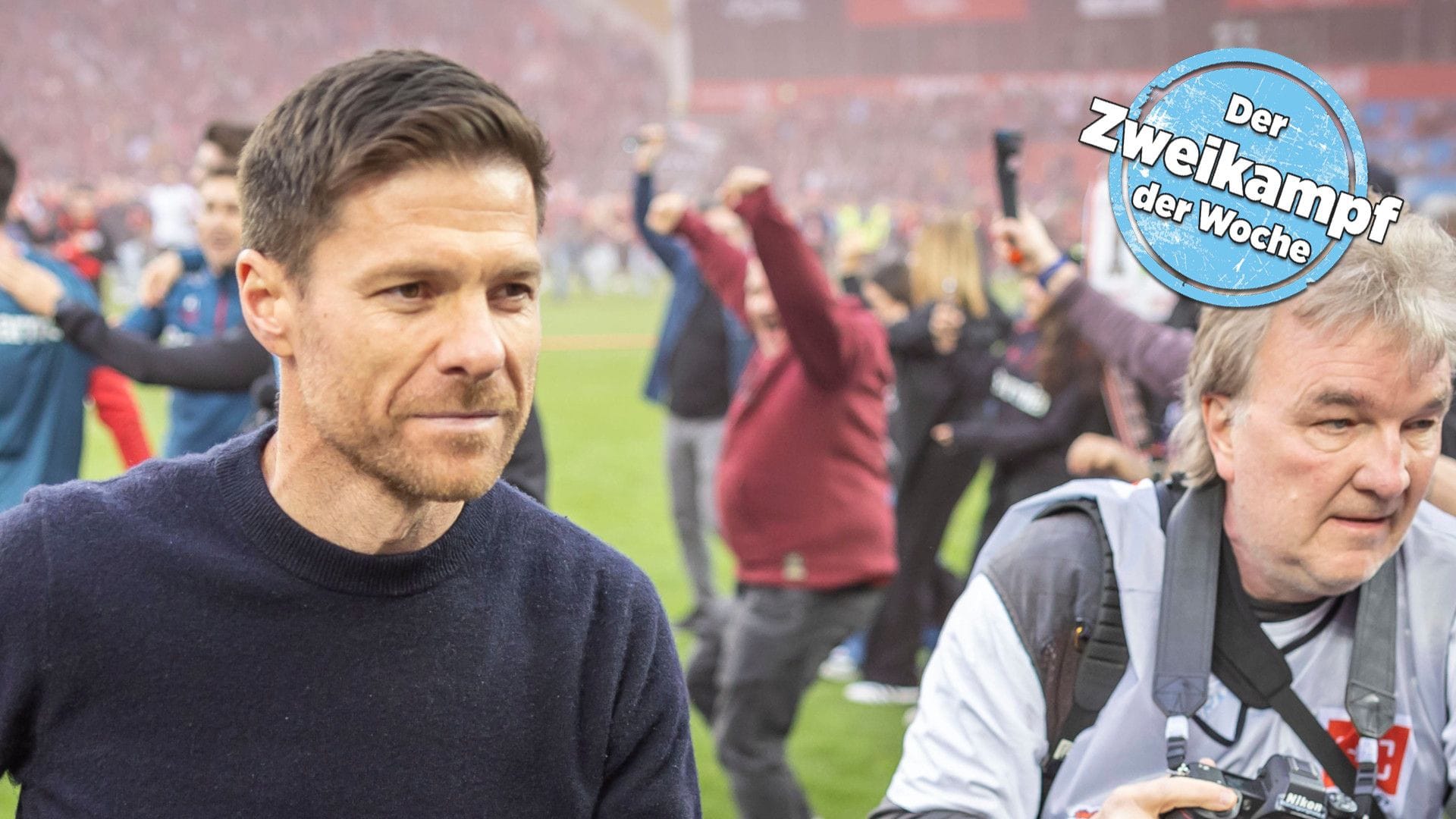 Erfolgstrainer Xabi Alonso nach dem Sieg gegen Werder Bremen auf dem Rasen der Leverkusener Arena.