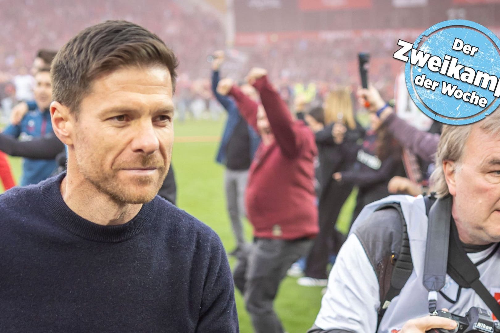 Erfolgstrainer Xabi Alonso nach dem Sieg gegen Werder Bremen auf dem Rasen der Leverkusener Arena.