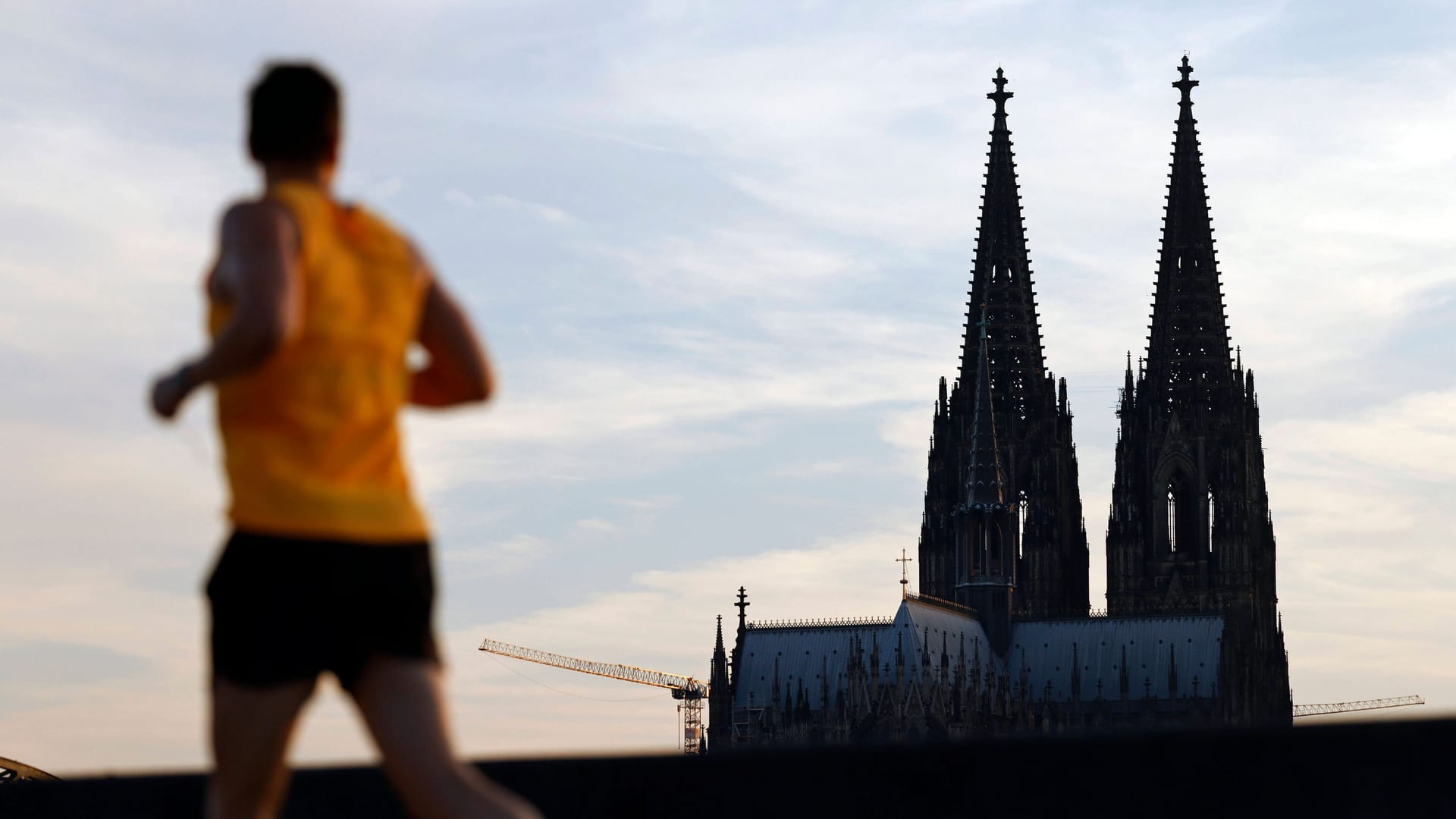 Ein Jogger am Kölner Rheinboulevard (Archivfoto): Bald wird das Wetter wieder freundlicher.